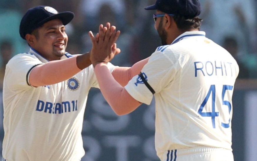 Rohit Sharma Engages in Intense Pre-Match Discussion with Sarfaraz Khan Before India vs England 5th Test