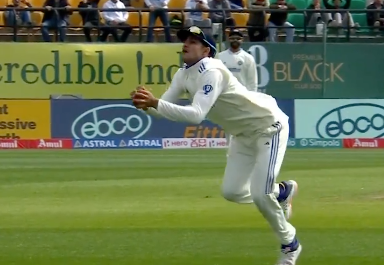 Sensational Diving Catch by Shubman Gill Dismisses Duckett Off Kuldeep Yadav's Bowling