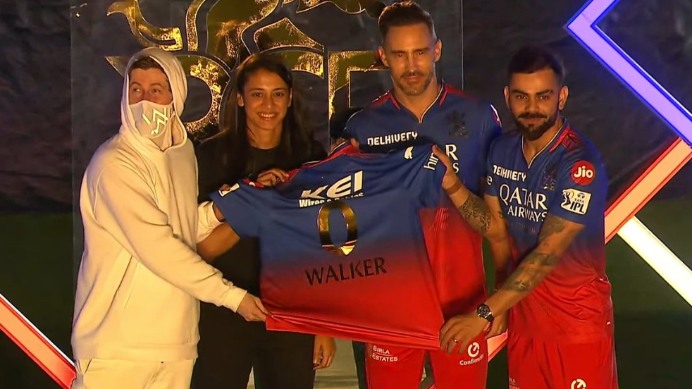 Kohli, Faf, and Smriti introduce RCB's new jersey to Alan Walker at the unbox event