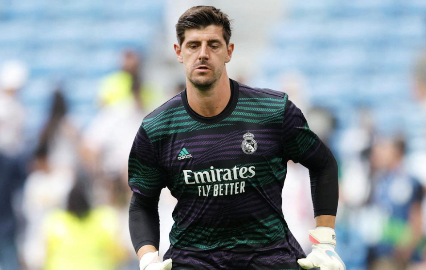 Courtois, Real Madrid's goalkeeper, gets a new knee injury during training