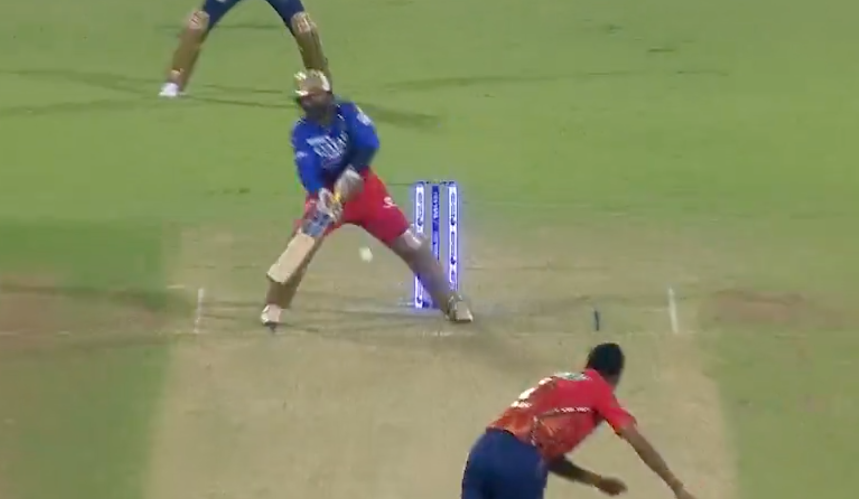 Dinesh Karthik Returns to IPL 2024 with Bold Scoop Shot for Six Against Arshdeep