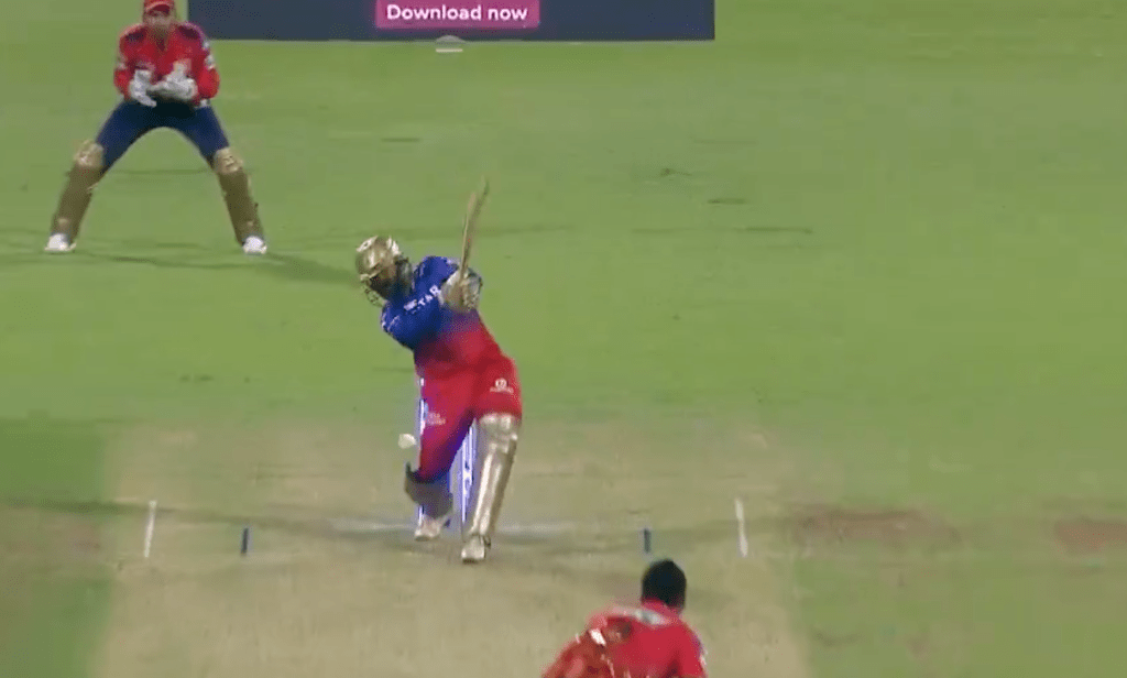 Dinesh Karthik Returns to IPL 2024 with Bold Scoop Shot for Six Against Arshdeep