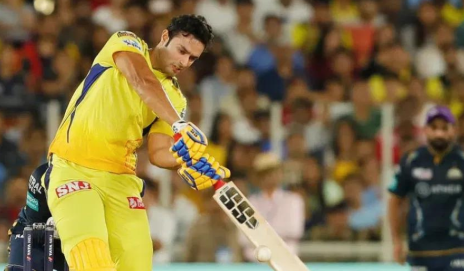 Shivam Dube raises Chepauk crowd's excitement with back-to-back sixes, outshining Virat Kohli