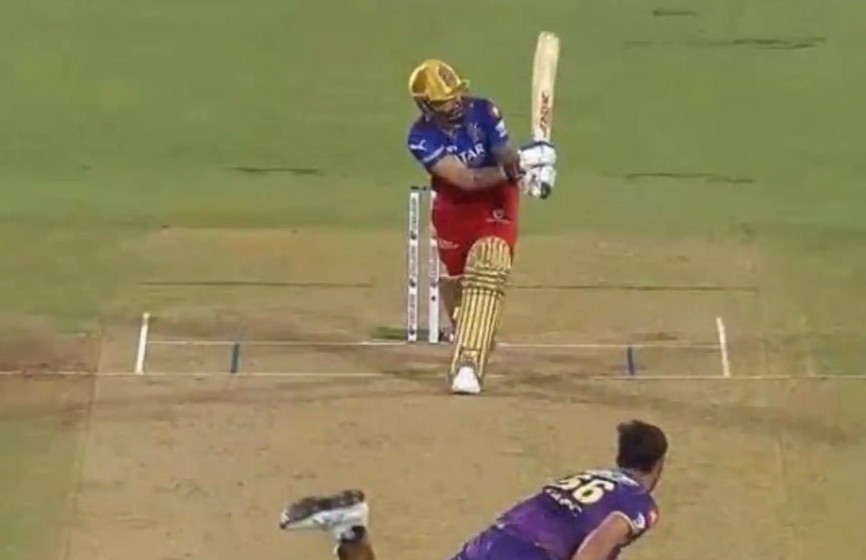 Virat Kohli Hits Powerful Six Against Mitchell Starc in Bengaluru