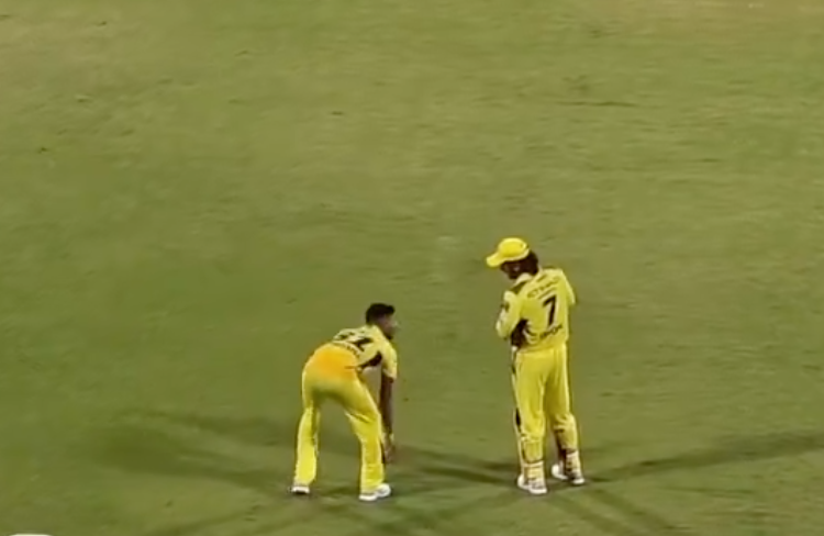 Did Matheesha Pathirana touch MS Dhoni's feet before bowling?