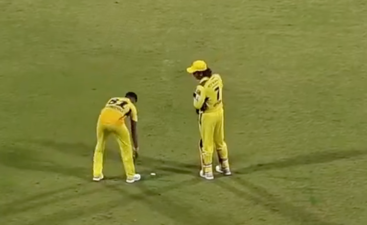 Did Matheesha Pathirana touch MS Dhoni's feet before bowling?