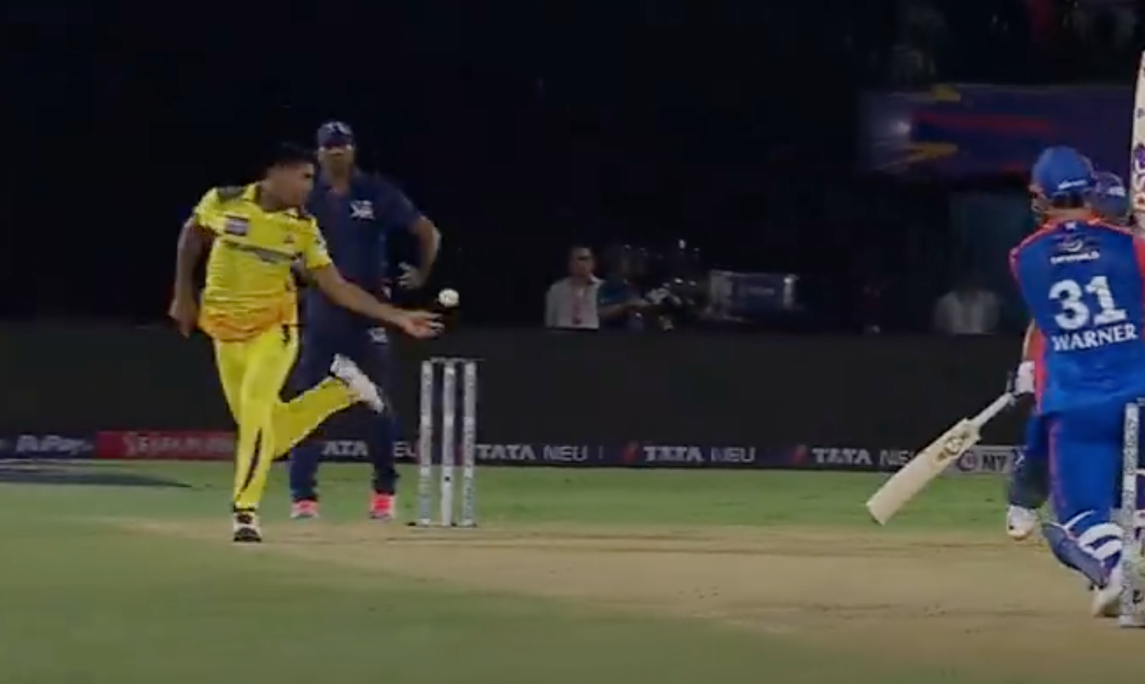 David Warner and Prithvi Shaw escape on the same ball against Mustafizur Rahman. Watch the close call!