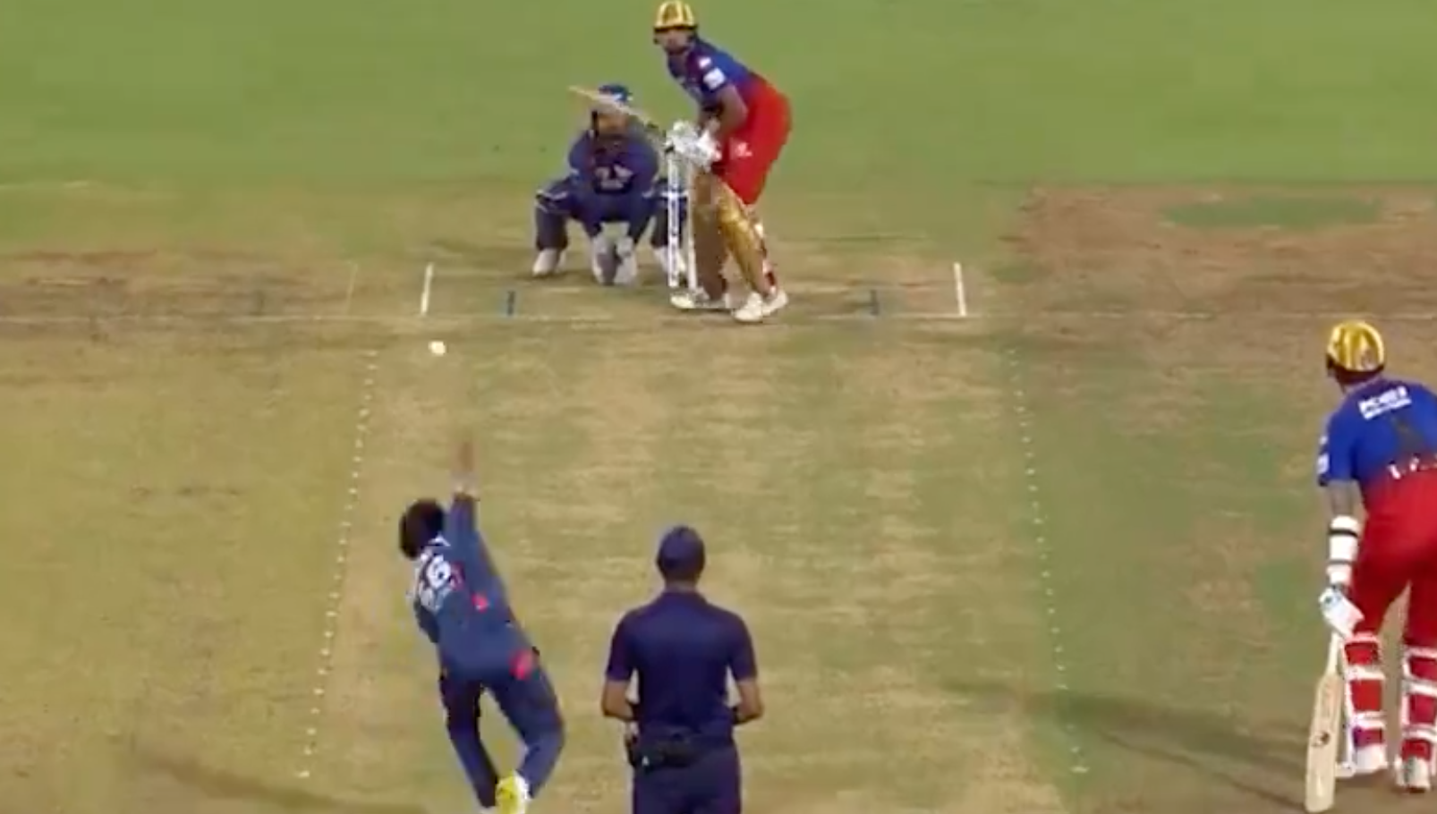 Siraj hits back-to-back sixes against Ravi Bishnoi, leaving Virat Kohli and Maxwell impressed in IPL match