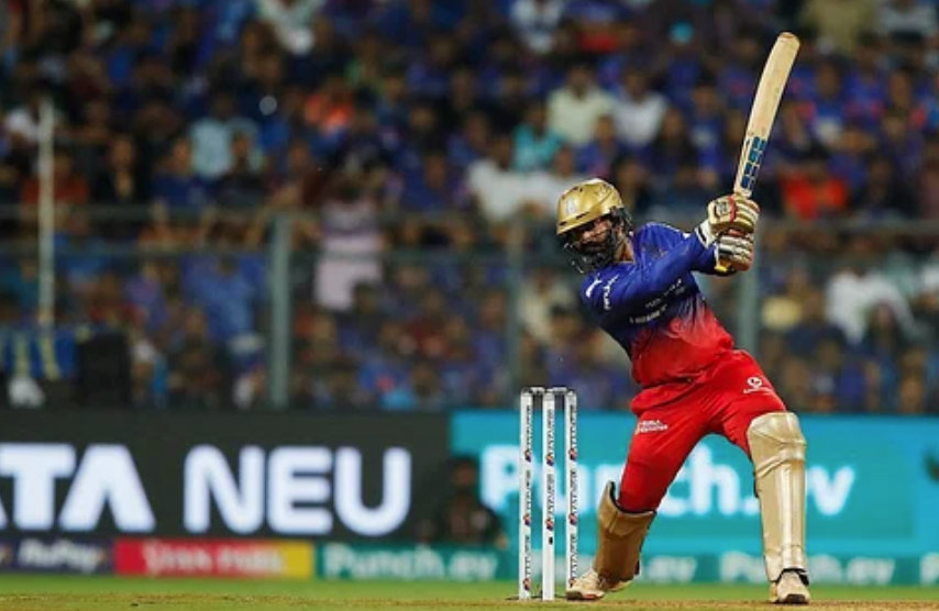 Watch Dinesh Karthik's Explosive Batting Against MI at Their Home Ground!
