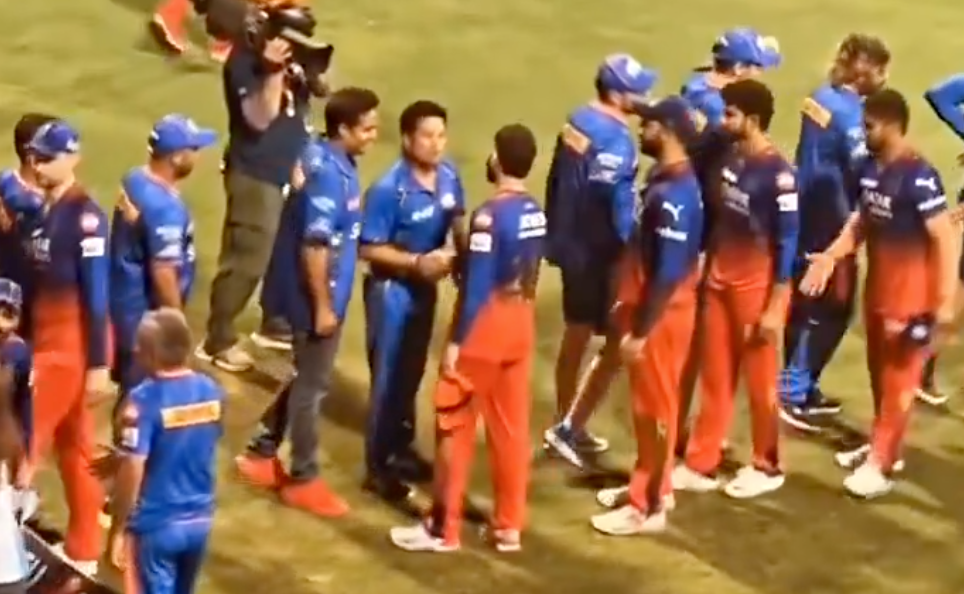 [Video] Kohli Embraces Sachin Tendulkar After MI Vs RCB Match