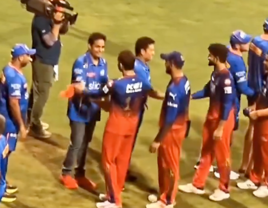 [Video] Kohli Embraces Sachin Tendulkar After MI Vs RCB Match