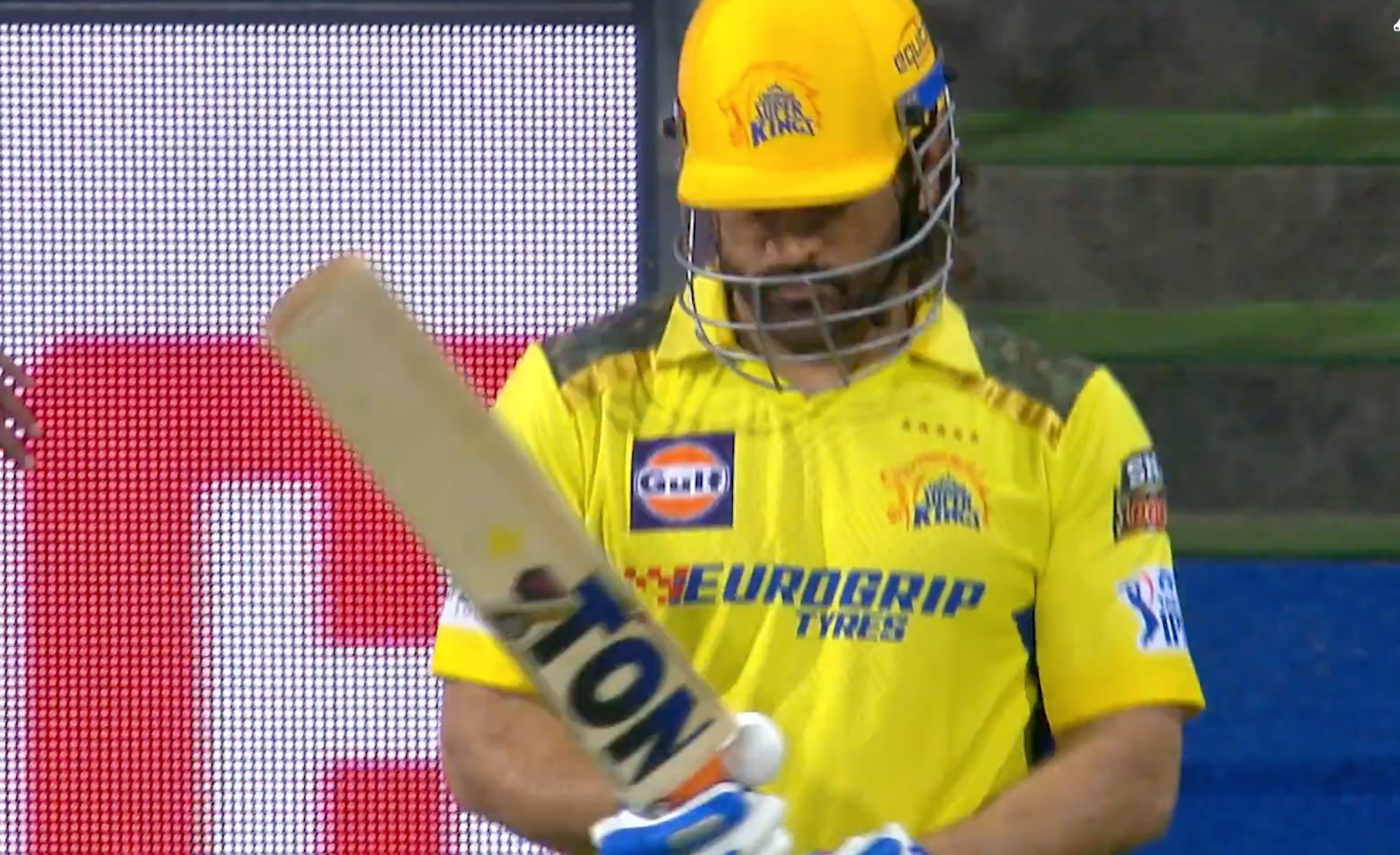 Watch MS Dhoni's powerful entrance as he smashes three sixes against Pandya in IPL