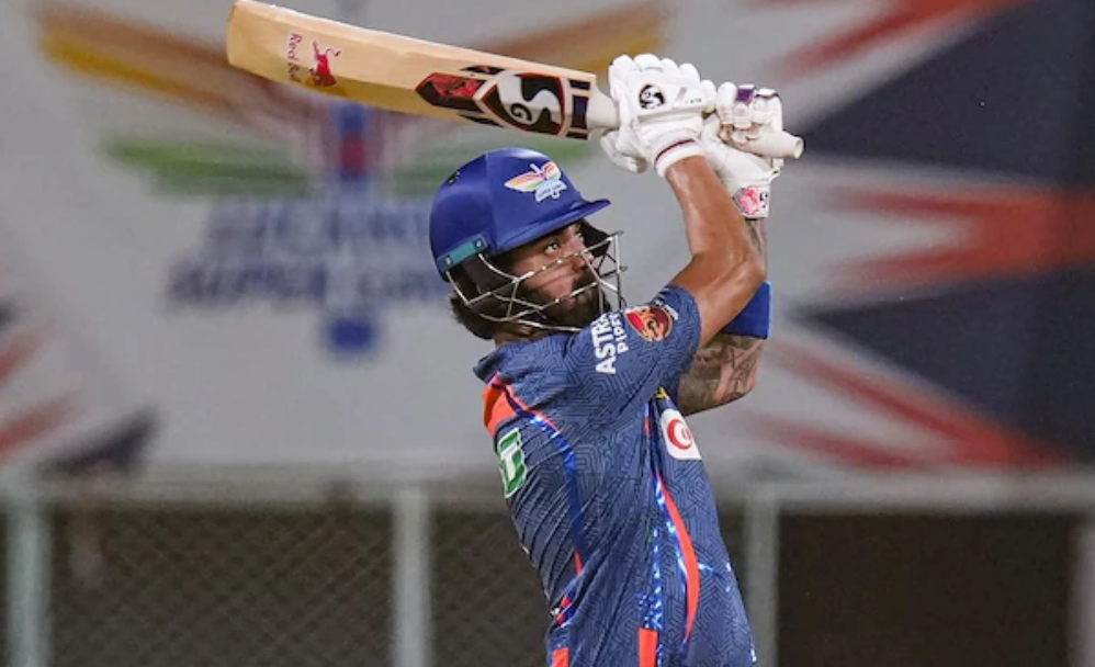 Watch KL Rahul hit a powerful six against Chahar, leaving MS Dhoni tense