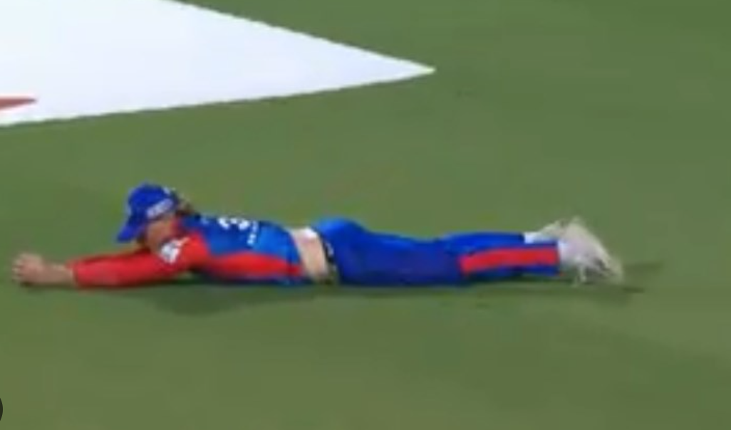 Stunning Diving Catch by Fraser-McGurk Against GT's Omarzai