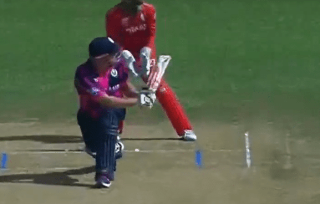 Munsey Hits Two Consecutive Sixes in Spectacular Form