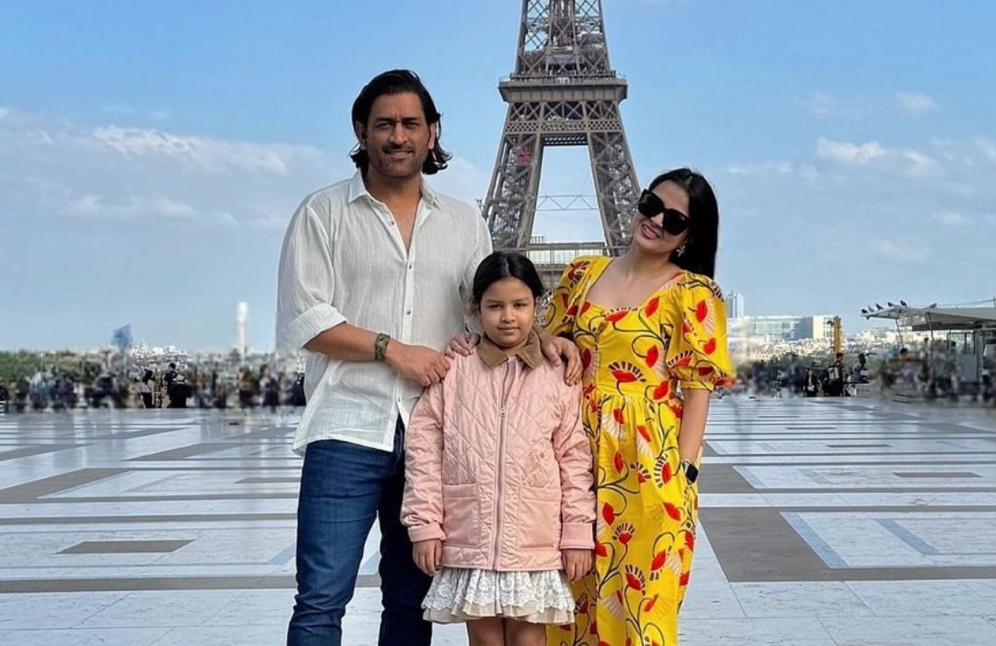 MS Dhoni Vacations in France, Eiffel Tower Photo Goes Viral