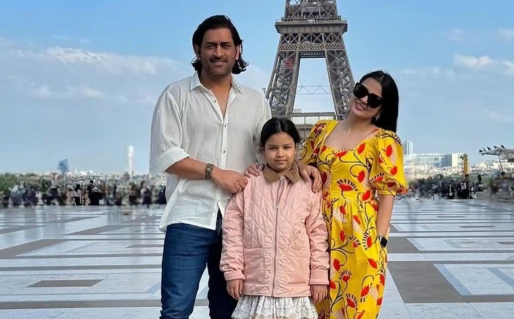 MS Dhoni Vacations in France, Eiffel Tower Photo Goes Viral