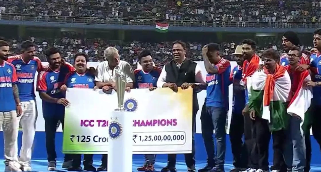 Jay Shah presents a ₹125 crore cheque to the World Cup-winning Indian team at Wankhede Stadium