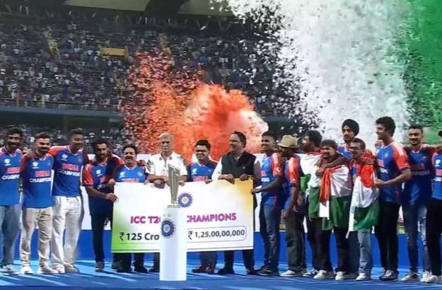 Jay Shah presents a ₹125 crore cheque to the World Cup-winning Indian team at Wankhede Stadium