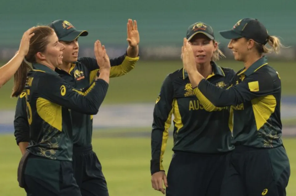 Australia Nears Semifinals After Pakistan Collapses for 82 Runs