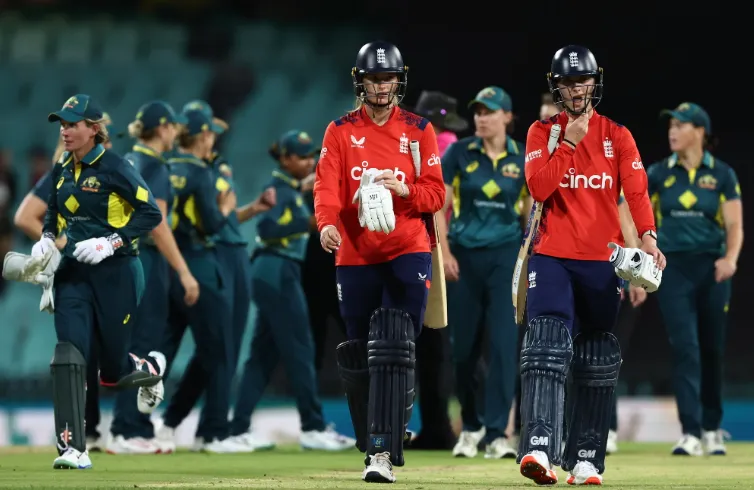 England opt to bowl, aiming to halt Australia's Ashes triumph