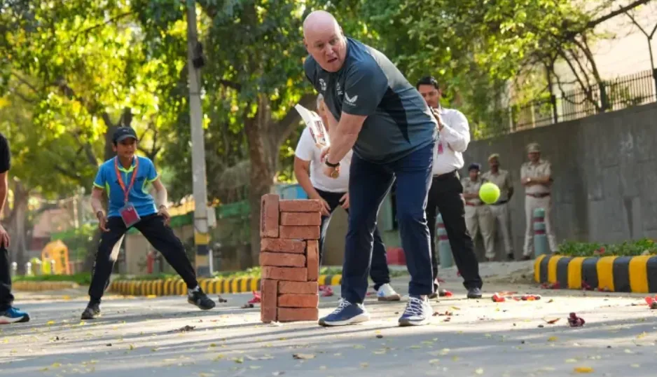 New Zealand PM Plays Street Cricket in Delhi with Kapil Dev, Ross Taylor, and Ajaz Patel