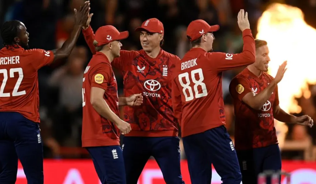 England 304/2; Salt’s 141* leads huge 146-run win