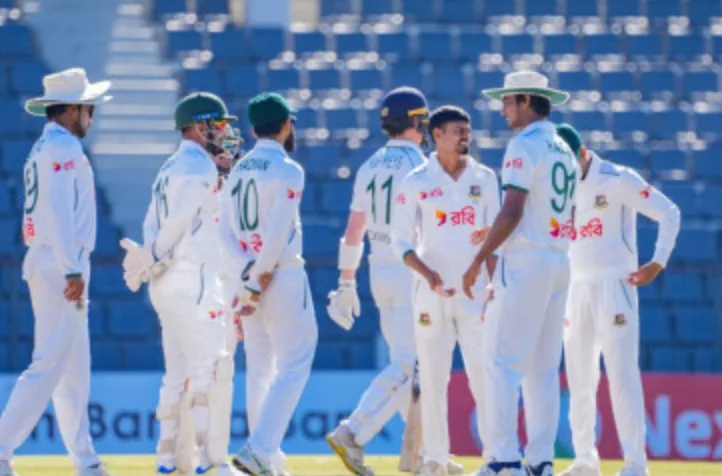 Earthquake halts match as Bangladesh tighten grip