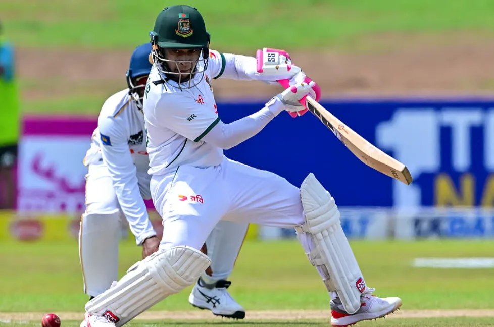 Earthquake halts match as Bangladesh tighten grip